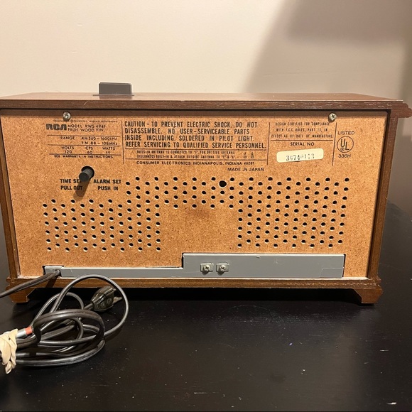 Vintage 1970 RCA AM FM Radio Alarm Clock Model RWS 494F Fruit Wood Finish - Picture 3 of 7